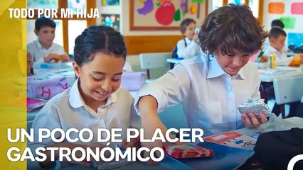 Mertcan Comparte Su Comida Con Oyku - Todo Por Mi Hija