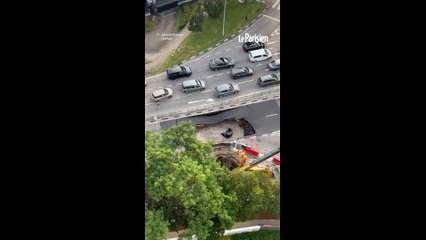 Une route s'effondre et engloutit une voiture à Singapour
