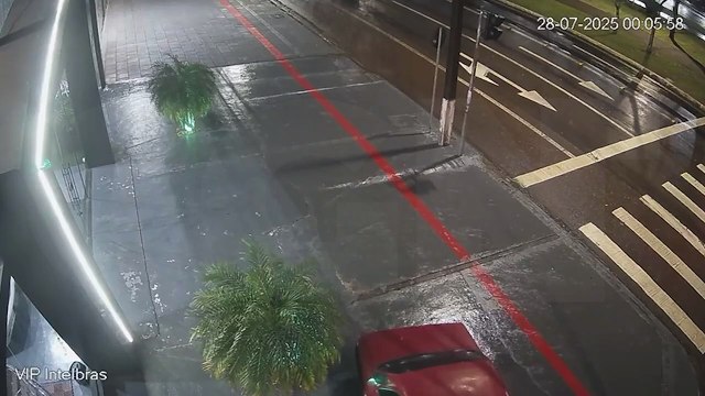 Motorista perde o controle e bate Chevette em mureta na Av. Brasil durante a madrugada em Cascavel