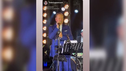 Kevin Spacey canta a Forte dei Marmi