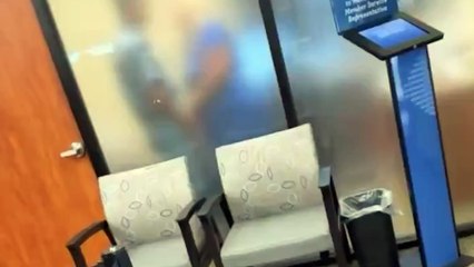 Funcionários de agência bancária "aliviam tensão" e clientes esperam na fila