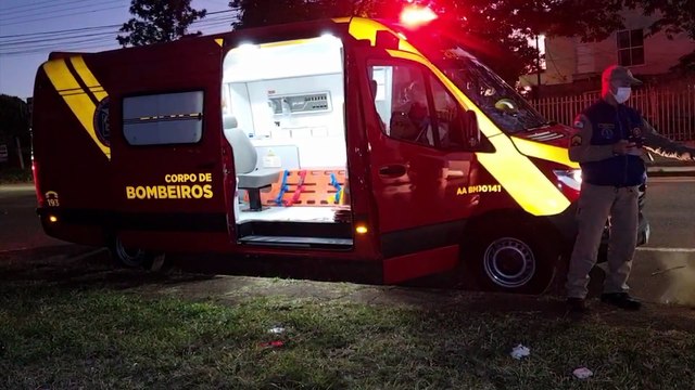 Forte batida entre moto e Parati na Rua Jorge Lacerda deixa motociclista ferido