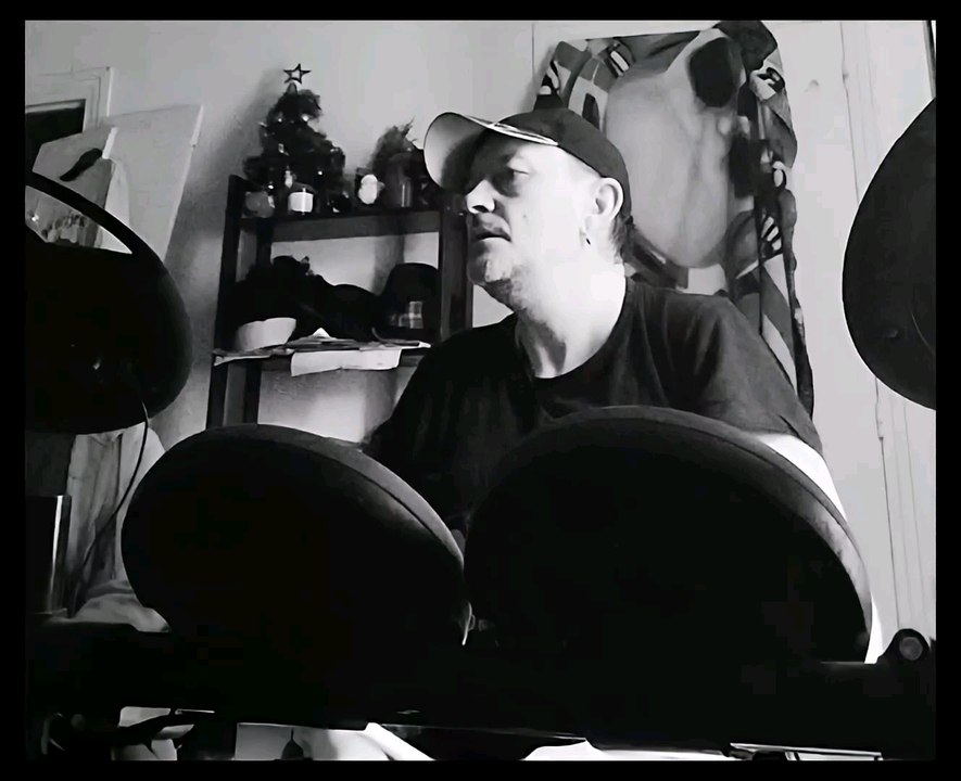 retrouver mon Ami d'enfance, après 4 mois d'absences... et d'improviser ( ici sur " message in a bottle ... et bien, c'est loin d'être facile !! ) mais bon, c'est l'amour de la musique tout simplement