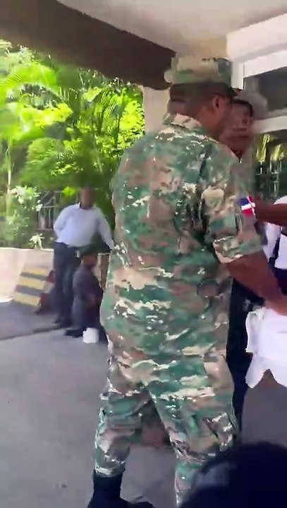 Seleccionar Error en la firma de una cédula termina en bofetada, detector roto y una detención en la JCE	 Error en la firma de una cédula termina en bofetada, detector roto y una detención en la JCE