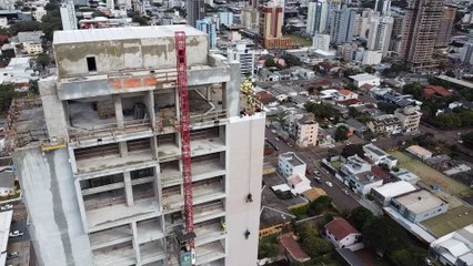 Imagens aéreas mostram 'resgate' do Corpo de Bombeiros em edifício no Centro