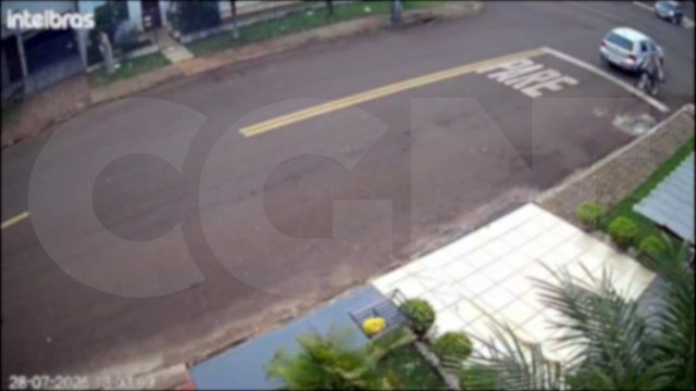 Homens são vistos andando com televisores no Bairro Alto Alegre