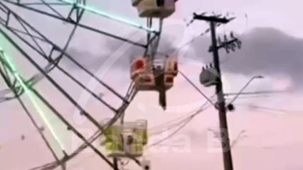 Veja o vídeo! Mulher fica pendurada em roda-gigante ao tentar sair do brinquedo durante festa na Grande Curitiba