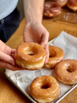 Donuts Krispy Kreme : Ma Recette Facile & Inratable 🍩 | Donuts Maison Ultra Moelleux Glaçage Vanille