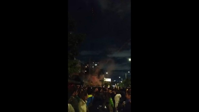 Detractores de Álvaro Uribe celebran la condena al expresidente colombiano, en Bogotá