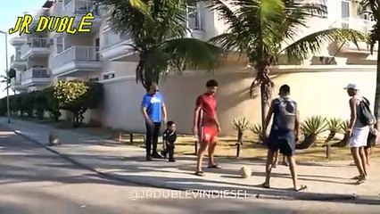 😂😂😂 PEGADINHA ENCONTREI O ALV0 COM UM ANÃO - NO CALÇADÃO DA PRAIA