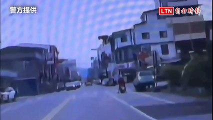 73歲阿嬤開車突撞向路邊 撞壞號誌箱卡小縫（警方提供）