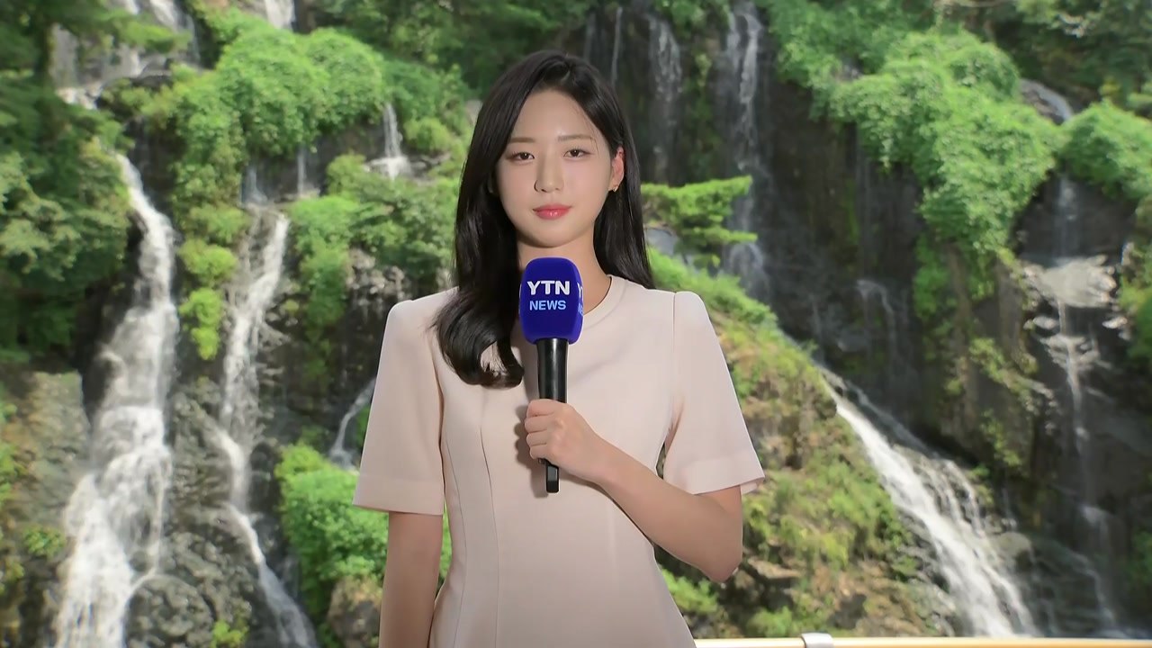 [날씨] 서울 한낮 37℃ '찜통더위'...도심 폭포 찾은 시민들 / YTN