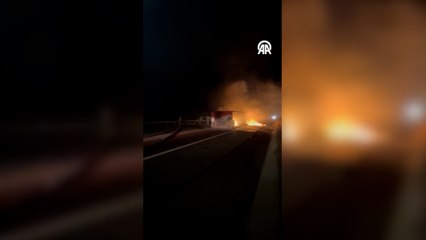 Otoyolda devrilen kamyon yangına neden oldu
