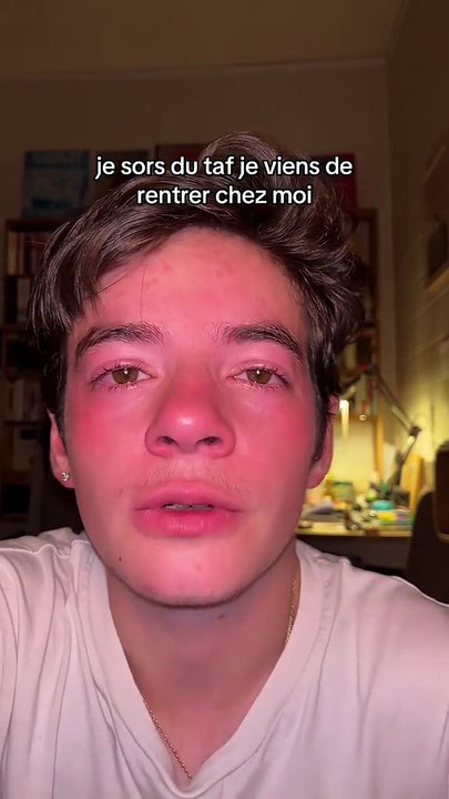 Buzz - Découvrez la vidéo de Elio, 23 ans, en larmes qui a déjà été vue plus de 3,6 millions de fois en 48h : Mais qui est ce jeune homme qui bouleverse ou met en colère les internautes ?