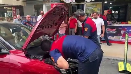 Otomobilin motor kısmında bulunan kedi çevredekilerin dikkati sayesinde kurtarıldı