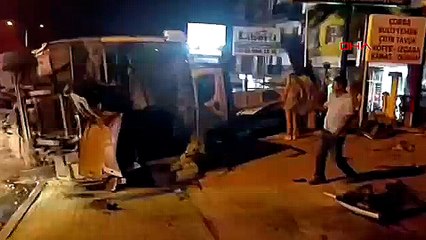 Kuşadası’nda turistleri taşıyan midibüsü devrildi