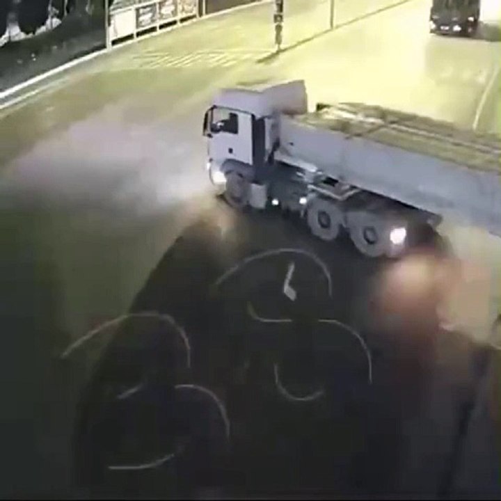 Passer sous un camion avec sa voiture... risqué mais réussi