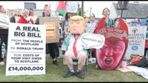 Protesta contro la visita di Trump al campo da golf in Scozia