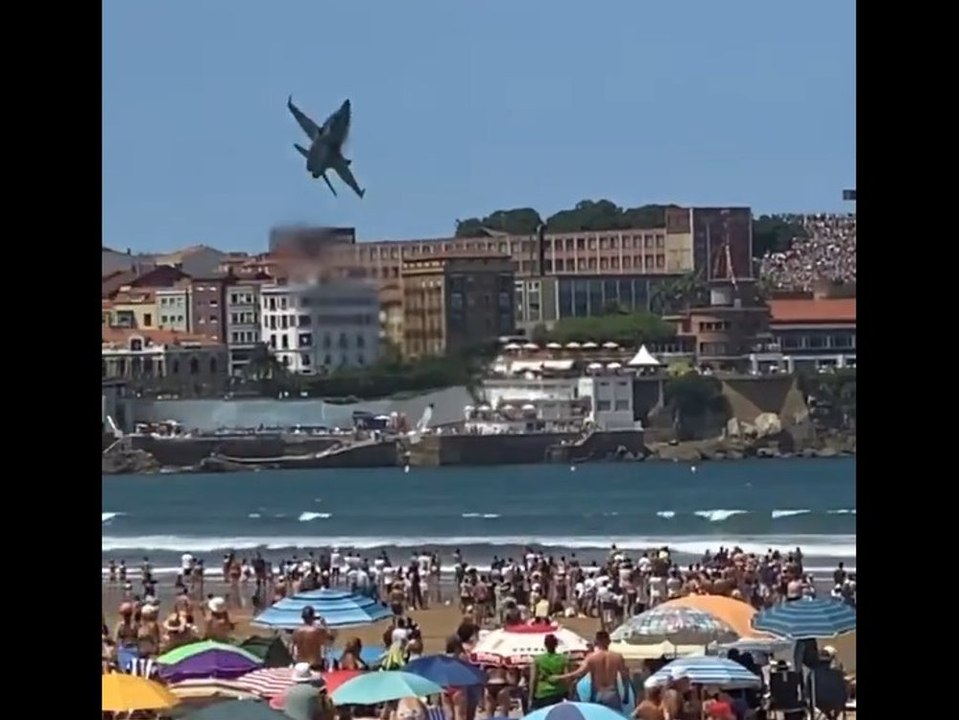 Gefährliche aktion der luftwaffe: kampfjet kracht fast in strand