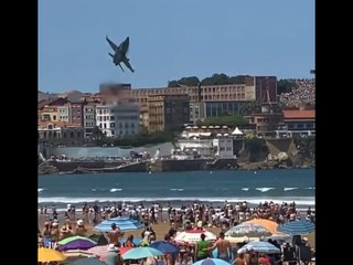Gefährliche Aktion der Luftwaffe: Kampfjet kracht fast in Strand