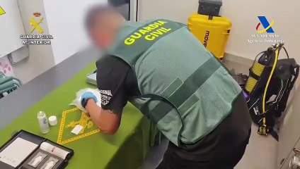 La Guardia Civil pilla a un buzo intentando extraer 101 kilos de cocaína de un buque en Gran Canaria