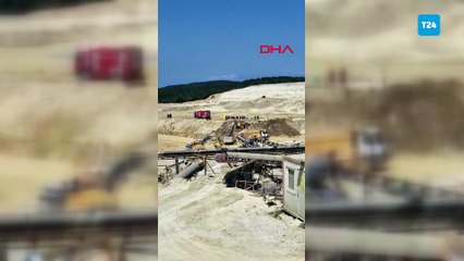 Kum ocağında çalışan işçi atık su birikintisine düştü, balçık içinden kurtarılmaya çalışılıyor