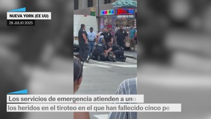 Los servicios de emergencia atienden a uno de los heridos en el tiroteo en el que han fallecido cinco personas