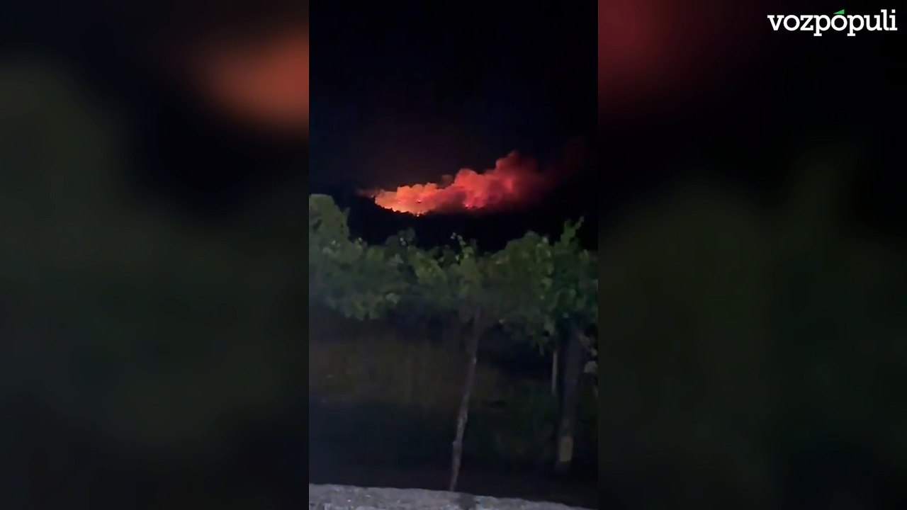Un incendio en Meaño cubre de humo las zonas turísticas de las rías de Pontevedra y Arosa