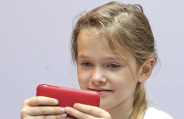 Smartphone users under age of 13 risk poor mental health when they are adults