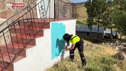 Kitaplarını sattı köy okullarını güzelleştirdi