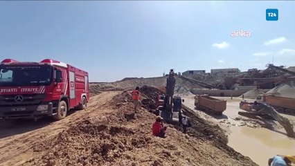 Kum ocağında çalışan işçi atık su birikintisine düştü, balçık içinden kurtarılmaya çalışılıyor