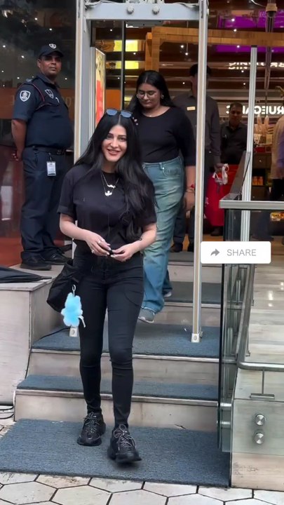 Shruti Haasan Caught on Camera at Bandra Market Mumbai 🌟🎬👗🔥❤️  #shrutihassan