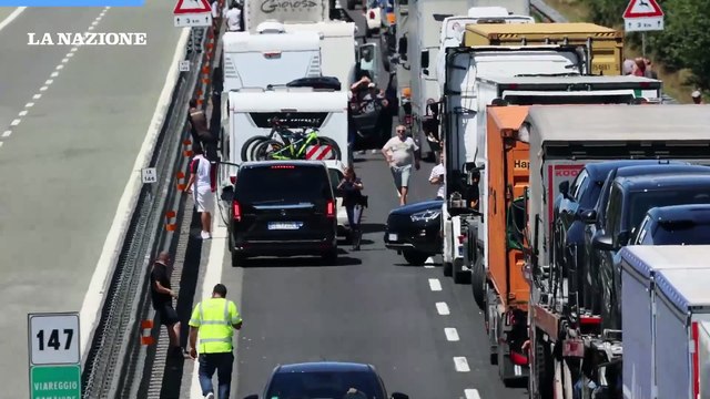 Auto ferme sulla A12 per una cisterna ribaltata