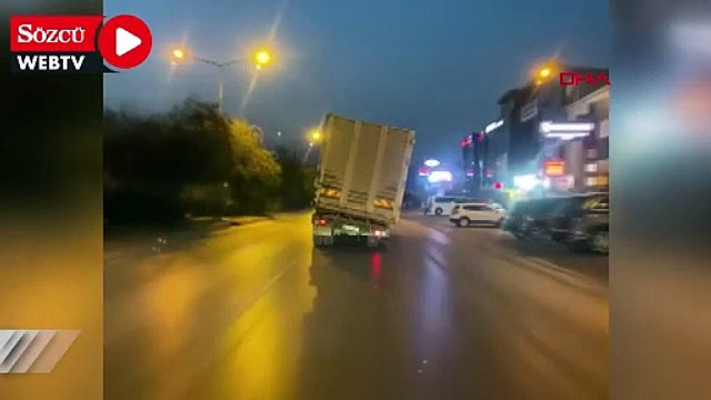 Kamyonun, kasası sağa eğimli şekilde trafikte ilerlediği anlar kamerada