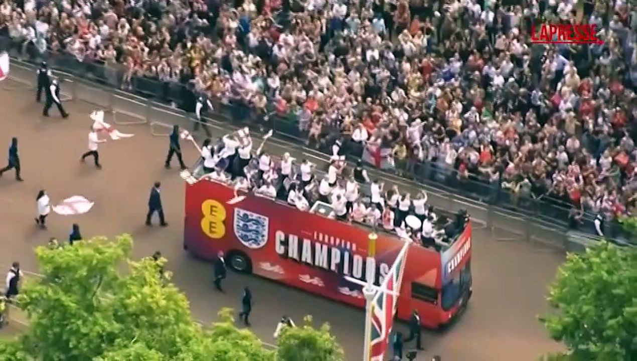 Europei di calcio femminile, la nazionale inglese festeggia la vittoria per le strade di Londra