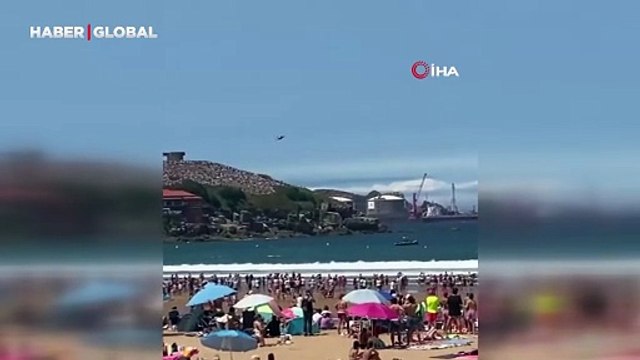 İspanya'da savaş uçağının gösteri uçuşu sırasında plajdakileri teğet geçtiği anlar gündem oldu