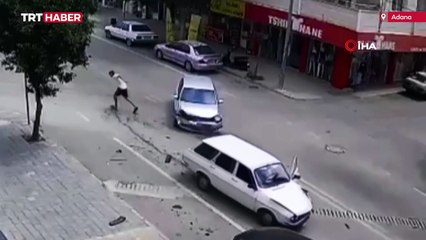 Kaza sırasında kapısı açılan otomobilden atladı