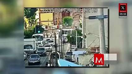 Minibús sin frenos arrolla una camioneta y la prensa contra una casa en Tlaxcala