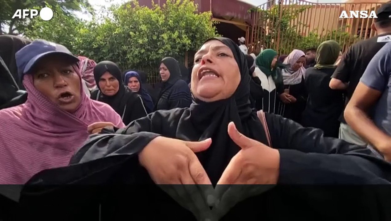 Rafah, "La fame ci ha uccisi": i palestinesi piangono i parenti morti in attesa degli aiuti