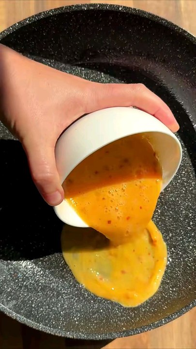 Burger eggs and cheese, very simple and fast.#fypageシ #foryourpage #cooking #homecooking #goodfood #burger #beefburger #foodlovers #recipe #simplerecipe #dinnerideas #cheese #eating #foodie #yummyfood #eggburger  #deliciousfood