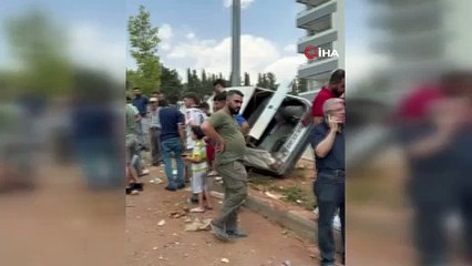 Otomobil refüjdeki aydınlatma direğine çarptı: 1 yaralı