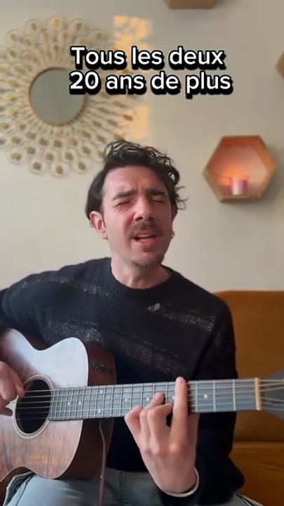 Flo Malley chante son single "Flippé" en live acoustique