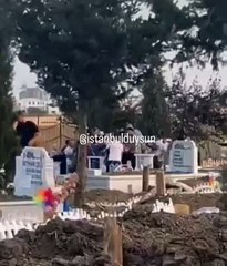 Gömdükleri cenazeyi bırakıp mezarlıkta birbirine girdiler