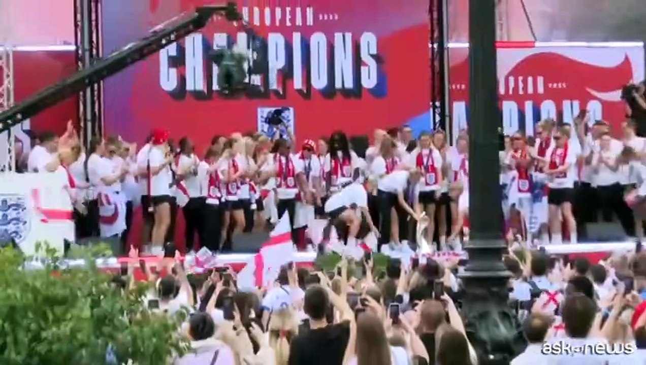 Calcio, la nazionale femminile inglese festeggia a Buckingham Palace