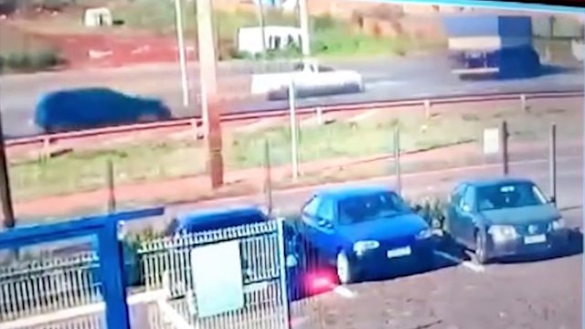 Vídeo mostra grave colisão entre caminhão e carreta na BR-277