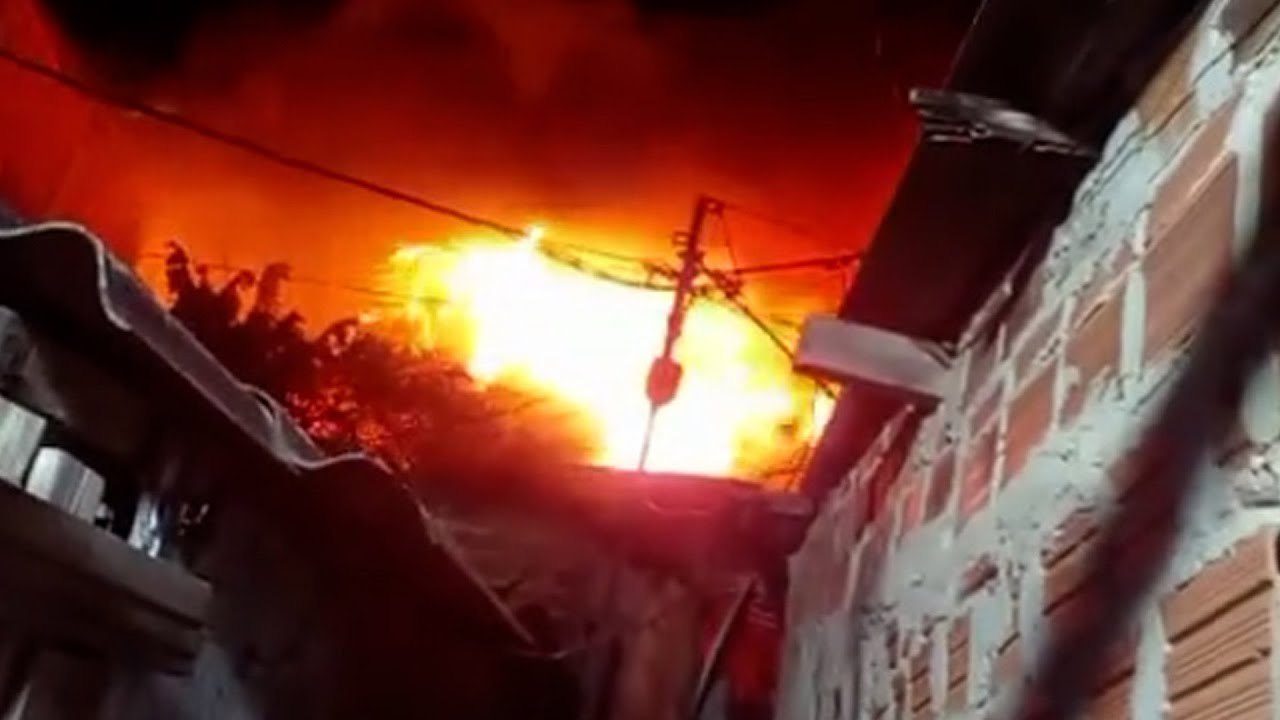 Incêndio atinge comunidade em Osasco, na Grande São Paulo
