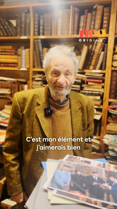 Serge, ancien libraire parisien, collectionne livres et gravures sur la Révolution française. Sa passion ? Transmettre cette mémoire pour éclairer le présent. 📚✨