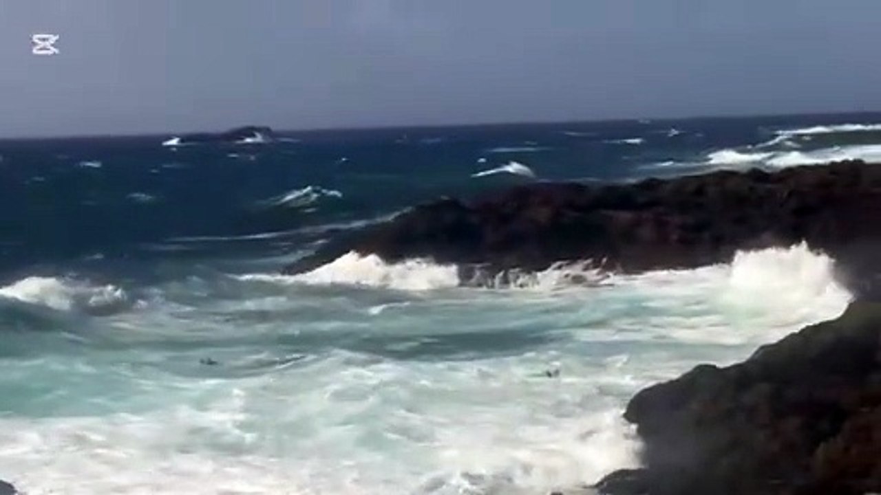 Mare in tempesta a Ustica, in sei tratti in salvo con un gommone