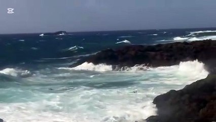 Mare in tempesta a Ustica, in sei tratti in salvo con un gommone