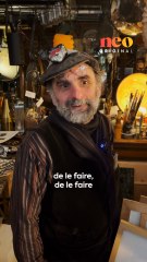 Chaque objet a son histoire. Cet archiviste les garde donc précieusement au milieu de son capharnaüm organisé, pour préserver les souvenirs qu’ils renferment. ✨